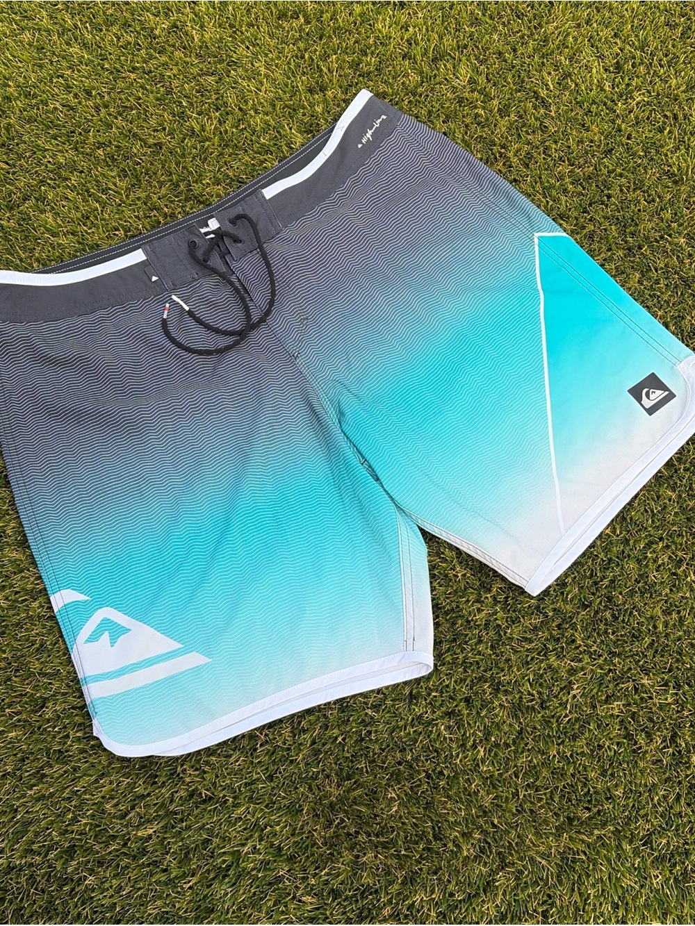 Insane Quiksilver Highline Board Shorts Size 38 Gradient Fade Teal